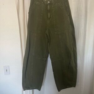 Universal Threads green barrel pants